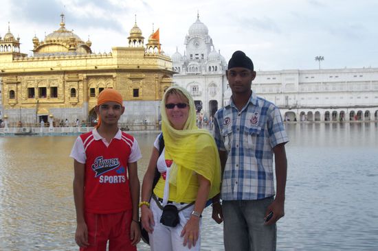 Auch hier werde ich gefragt, ob man sich mit mir fotografieren lassen dürfe. Ich dreh den Spieß gleich rum und frage das Gleiche!