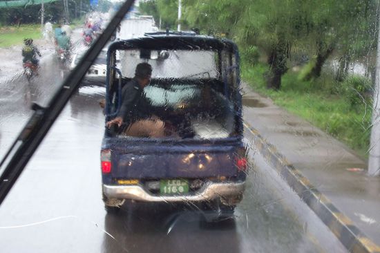 Höchste Alarmstufe, wenn ein Überlandbus die Grenze überquert. Je ein Jeep vor und hinter unserem Bus sorgen dafür, dass wir freies Geleit bis nach Amritsar haben. KEIN Verkehrsteilnehmer darf uns überholen, KEINER darf zu nah an uns ran. Höchste Alarmstufe!