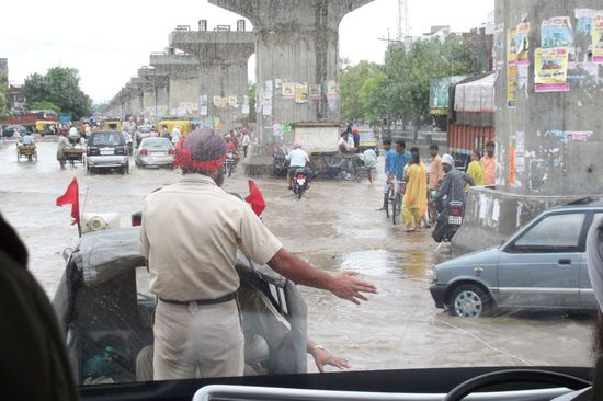 Auch hier wird unser Bus bewacht - dieses Mal von einem indischen Militärjeep. Aber eins ist seit Lahore gleich geblieben: Es schüttet aus Kübeln und alle Straßen versinken im Regen. Nichts geht mehr.