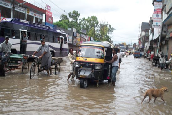 Eine Rikscha bleibt im Regen stecken. Aber die Inder verlieren nicht ihren Humor. Es wird gelacht und kräftig angefasst. Alles: NO PROBLEM!