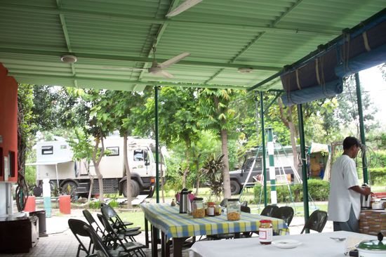 In der schönsten Backpacker-Unterkunft der Stadt komme auch ich unter und bin begeistert: Mrs Bhandari's Guest House. Und was bzw. wen entdecke ich: MEINE Overlanders. Wer den Begriff nicht kennt: Reisende, die überland die Welt erkunden. Ich spreche sofort alle Autoinhaber an und erkundige mich nach Weg, Ziel und Befindlichkeit von Mensch und Auto.