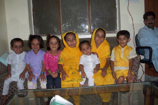 Ein letzter Abend bei meiner family in Lahore. Es ist mir immer wieder ein Rätsel, was für Mengen an Leuten und Kindern immer wieder auftauchen. Ich verliere regelmäßig den Überblick.