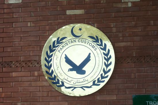 Wie allgemein bekannt ist das Verhältnis Pakistan – Indien seit Jahren sehr angespannt und kühl und es gibt auch regelmässig militärische Kämpfe in der Kashmir-Region. Aus diesem Grund ist auch die Grenze etwas anders gestaltet als bei anderen Ländern. Die Grenzlinie und der Grenzzaun sind nicht zu übersehen. Die Grenze wird jeweils bei Sonnenuntergang geschlossen. Der Grenzübertritt ist also nur von 10.00 bis 16.00Uhr möglich 
Dieses Schliessen der Grenze hat es in sich. Allabendlich findet dafür auf beiden Seiten eine aufwändig bis ins Detail inszenierte Zeremonie der Grenzschliessung statt. Auf der pakistanischen Seite wohnen dem Spektakel gegen 4000, auf der indischen gegen 10000 fanatische und von Animateuren angeheizte Zuschauer bei. Die kreischenden, patriotischen Zuschauer lassen lauthals IHR Land hoch leben und es geht darum welche Seite die bessere Show abzieht. Dieses Spektakel habe ich jedoch aus Zeitgründen nicht mehr erleben dürfen.