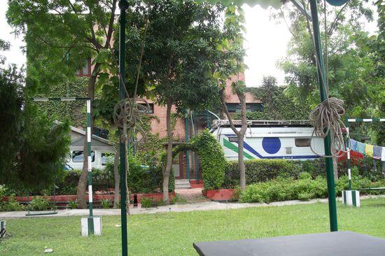 Es sind Autos aus Holland und Frankreich. Der blau/grüne Mercedes wird bei Mrs Bandhari seit ein paar Monaten geparkt, da sich der deutsche Besitzer "mal eben" in Deutschland operieren lässt, um dann genesen seine Reise durch Indien und Pakistan fortzusetzen. 
Ihr könnt euch gar nicht vorstellen, wie ich diese Globetrotter beneide. Ich frage allen ein Loch in den Bauch bzgl. Grenzübertritte von good old Europe nach Asien. Es scheint einfacher zu sein, als man sich das hier so vorstellt. Da mein Entschluss schon seit langem festssteht, dieses Unternehmen in 3 Jahren zu beginnen, sauge ich alle Informationen gierig auf. Aber eines unterscheidet mich von allen anderen: Ich werde diese Überlandfahrt alleine als Frau machen - und das gibt es immer noch sehr selten. Aber mich hält keiner auf, mein Vorhaben steht fest. Und wie ihr alle wisst: Der Weg entsteht beim Gehen, in diesem Fall jedoch beim FAHREN. Ich blicke frohgemut in die Zukunft und stehe quasi schon in den Startlöchern, um auf diese große Reise zu gehen. Hauptsache, die 3 Jahre vergehen so schnell wie möglich!
Ich fahre am folgenden Tag mit dem Zug nach Delhi und verlasse traurig mein geliebtes Asien mit dem Flieger Richtung Germany.