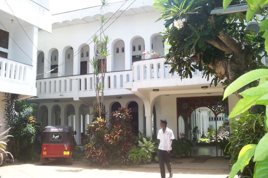 Wir haben wieder Glück mit unserem Hotel, nicht teuer, KEINE Pauschaltouris, 20 m vom Strand gelegen, nur 1/2 Stunde vom Flughafen entfernt, ruhig, nettes Zimmer mit Meerblick