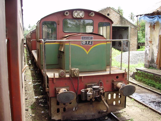 Eine wunderschöne Lok mit Uralt-Zug tuckert mit uns die Westküste entlang