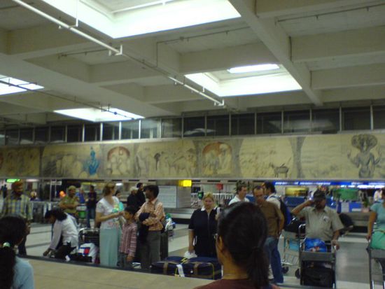 Wenigstens ist der Rucksack schnell griffbereit, ist ja auch schon was. Nix wie weg von hier - denke ich.