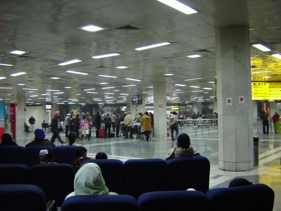 Aber wo ist denn der Taxifahrer mit meinem Namensschild? Nix da? Ja, so sind sie die Inder, unzuverlässig bis zum geht nicht mehr.... denke ich, aber vergesse dabei die eigene Schusseligkeit.