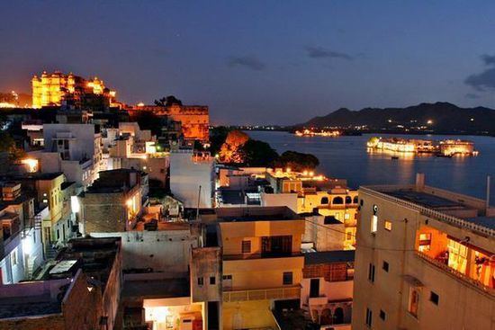 Abends ist das dinner ein wahrer Genuss und Udaipur macht seinem Namen als das "Venedig Indiens" alle Ehre