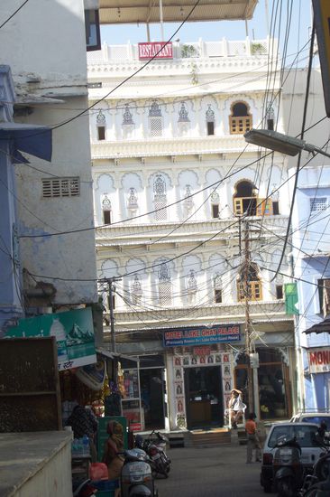 Mein Hotel nennt sich Hotel Lake Ghat Palace, ist aber außer der umwerfenden Aussicht auf der Dachterrasse doch nicht so recht ein Palast und nach meinem Geschmack, ich wechsle den nächsten Tag in Gemäuer aus vergangenen Zeiten