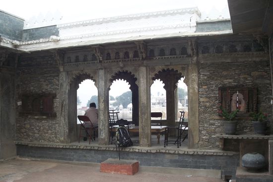 der Innenhof vor meiner Tür mit gemütlicher Besucherecke und umwerfender Aussicht ist auch nicht zu verachten