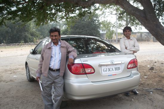 Ramji und sein Fahrer düsen mit mir interessante Location in der Umgebung von Udaipur ab