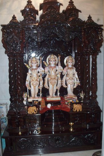 Sein Hausaltar, den er für viel Geld in Indien hat anfertigen lassen