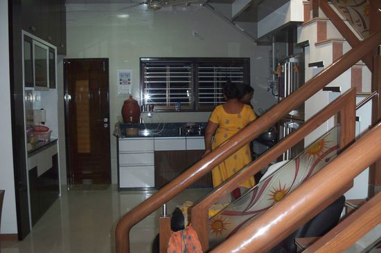 excellente Küche und Wohnzimmer befinden sich in einem offenen Wohnbereich