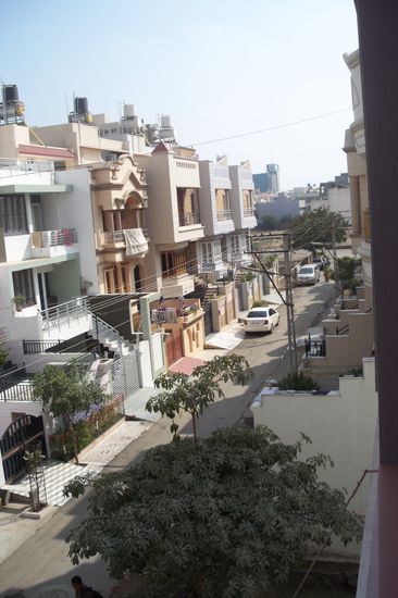 Ausblick aus seinem Haus. Es ist die beste Wohngegend von Rajkot. Habe mir sagen lassen, dass die Häuser so um die 300.000 Euro!!!! kosten, unfassbar für Indien