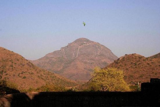 Heiliger Berg Girnar. Viele Pilger kletten im Morgengrauen täglich 9.999 Stufen hinauf zum Gipfel