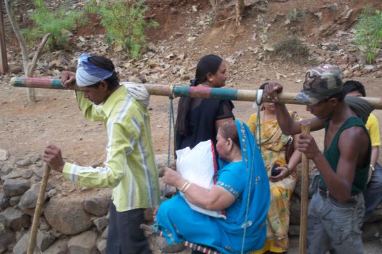 die Fußkranken können sich natürlich auch hinauftragen lassen