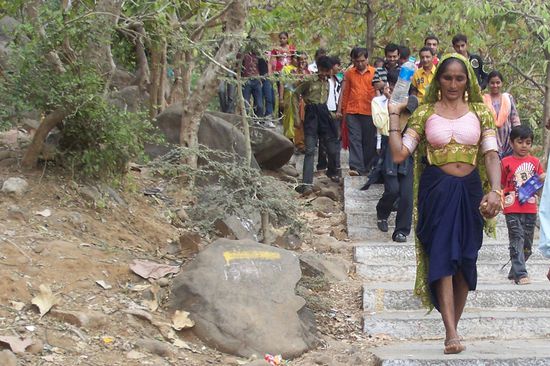 es sind wahre Massen, die sich hier am Abend hinabbewegen. Man achte auf die Oberweite dieser indischen Dame 