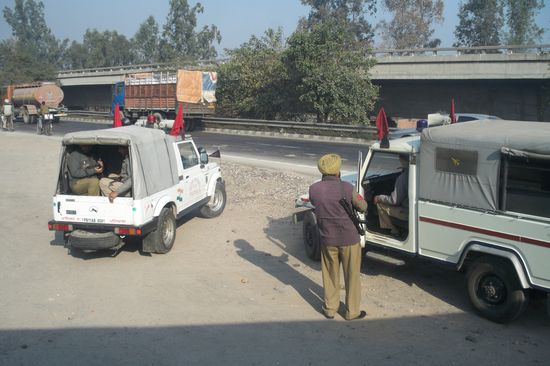 das notwendige Übel, oder sind die Jeeps zu aller Schutz da? Nobody knows. Zwei Begleitfahrzeuge mit eingeschalteter Sirene und jeweils 3 oder 4 Polizisten einschl. Kalaschnikows sind immer vor bzw. hinter uns