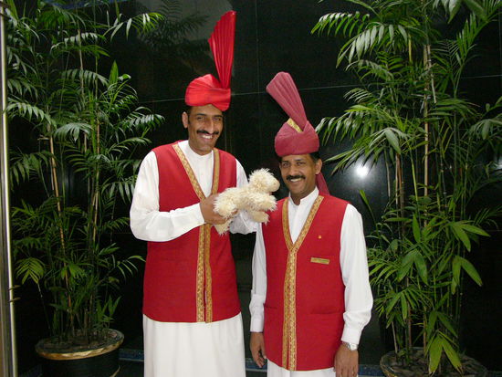 man empfängt uns lustig und standesgemäß 