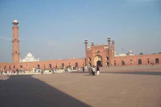 Badshahi Moschee aus rotem Sandstein - das Wahrzeichen Pakistans
