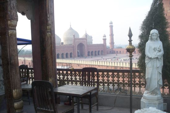 Statuen aller Glaubensrichtungen hat der Besitzer, ein bekannter Maler, in der ganzen Welt zusammengesammelt und in seinem Restaurant ausgestellt, ist schon witzig, HIER eine Statue der Mutter Gottes zu sehen