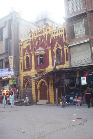 Mitten im Gewusele und im Islam eine katholische Kirche. Es lebe die Toleranz