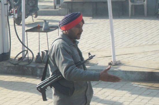 Hi Kumpel, hast du auch so'ne geile Kalaschnikov wie ich?