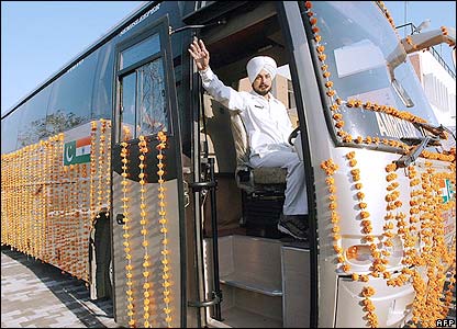 So sah es beim Start des ersten indischen Busses aus, der über die Grenze Wagah-Border nach Pakistan fuhr.