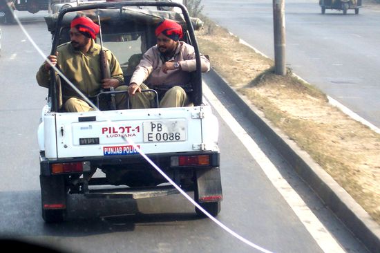 Wieder ein uns bewachender Jeep  - erst aus Pakistan