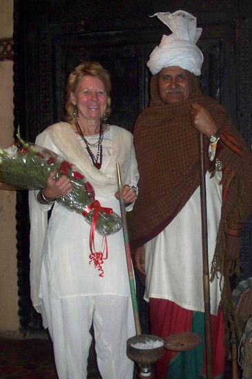 Am Eingang begrüßt uns ein Mann mit Kleidung aus längst vergangenen Zeiten