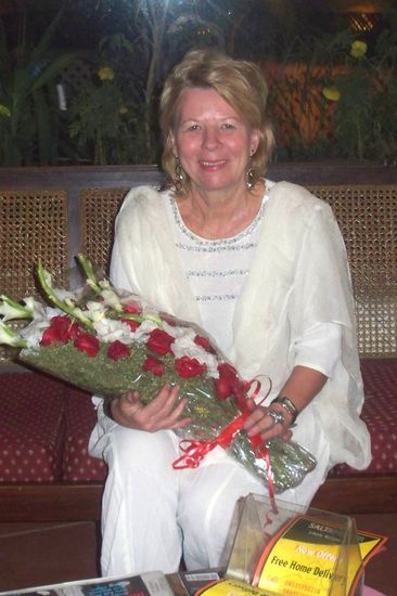 und ich werde von meinen Freunden überrascht mit diesem sagenhaften Blumenstrauß und mit vielen Geschenken