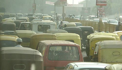 Wieder das übliche Chaos in Delhi - nur die Kühe sind seit ein paar Jahren aus den Hauptstraßen Delhis verbannt