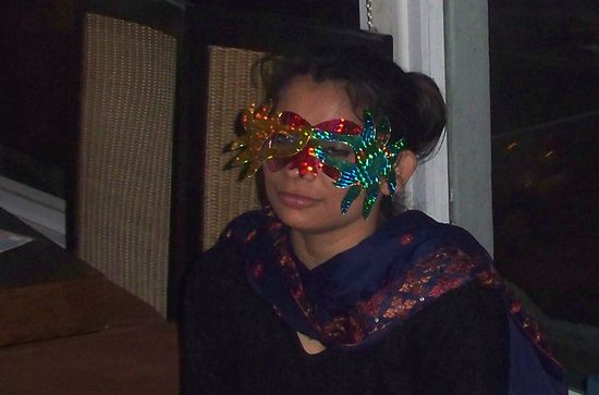 Am Eingang bekommt jede/r eine nette "Verkleidung" für diese besondere Nacht