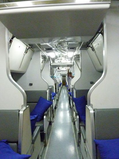 Wie ihr seht, ein supermoderner Zug. "Schlafabteilungen" hochgeklappt.