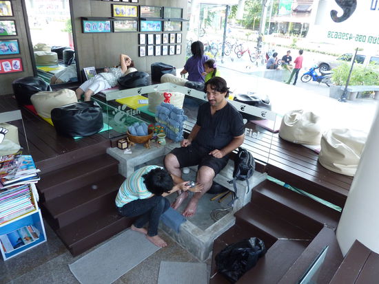 So etwas haben wir noch nicht erlebt- ein sogenannter "fish spa". Man steckt seine Füße in Becken mit vielen kleinen Fischchen, die an den Füßen "knabbern". Wir genießen das merkwürdige Gefühl und besteigen anschließend mit supersauberen Füßen wieder das Moped