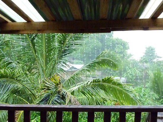 Es pladdert nur so von den Dächern.