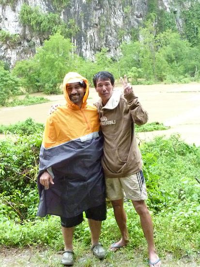Dieser Mann warnt uns davor, weiter zu gehen, da wir sonst von den Schlammmassen weggerissen würden.