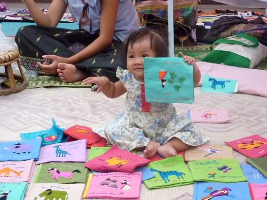 Ist die Kleene nicht süß? Auch sie preist schon Waren an.