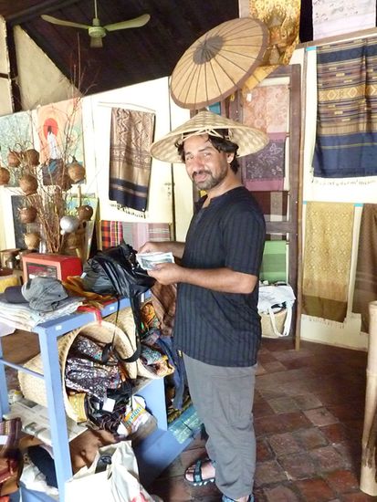 Nadeem war ganz wild hinter solch einem Hut her und glücklich, als er einen ergattert hatte.