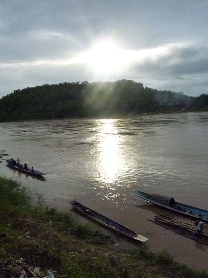 Mekong am Abend. 
Der Mekong ist der längste Fluss Südostasiens. Er durchquert mit einer Länge von 4.350 km die Länder China, Myanmar, Laos, Thailand, Kambodscha und Vietnam. In Laos ist der Mekong mit seinem breiten Flussbett eine der Hauptverkehrsadern. Er hat aufgrund der Fruchtbarkeit, die er der laotischen Tiefebene schenkt, einen enormen Einfluss auf die dortige Flora und Fauna. 
Der Abschied von Luang Prabang naht. Es geht weiter in den Süden von Laos nach Pakxe und Muang Khong