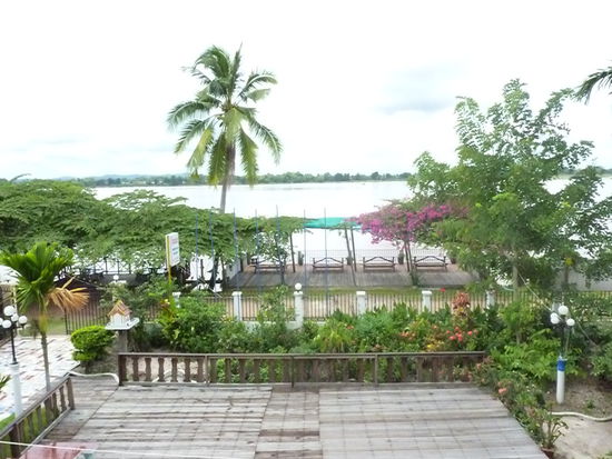 Wir sind wie fast überall jetzt im Juli in der Regenzeit alleine im Hotel und genießen den Ausblick. Nachteil ist allerdings wie oft in diesem Urlaub das Wetter. Es ist bedeckt und regnet viel.