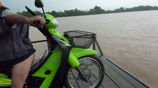 Ich hoffe nur, dass Nadeem nicht mit dem Moped über die nassen Planken rutscht und im Wasser landet.