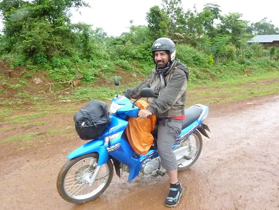 Endlich mal wieder für 3 Tage ein Moped. Wir sind happy, wieder beweglich zu sein und düsen trotz schlechtem Wetter los.