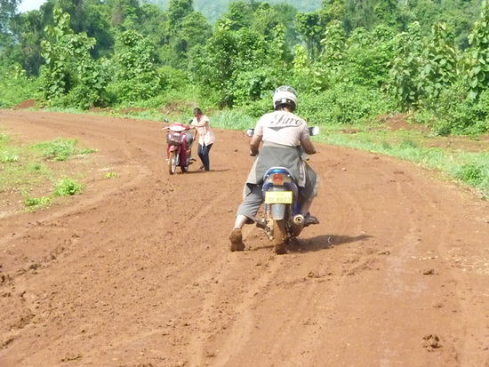 ich muss absteigen, es geht nichts mehr, es ist wie Schmierseife. Die Laosdame muss den Weg alleine bewältigen, bin ich froh, dass ich nun nicht alleine bin