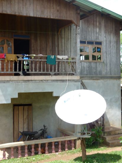 Eine Schüssel hier in dieser Gegend sieht schon arg befremdlich aus