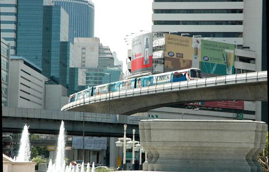 Sky train. Eine komfortable, schnelle Art und Weise, in Bangkok von A nach B zu kommen.