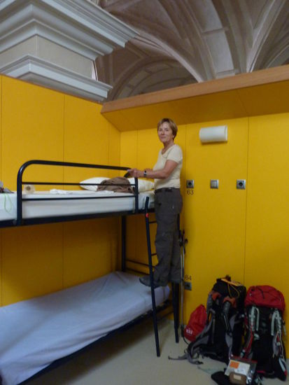 Die erste Übernachtung in einer Pilgerherberge: Iglesia de Jesus y Maria in Pamplona