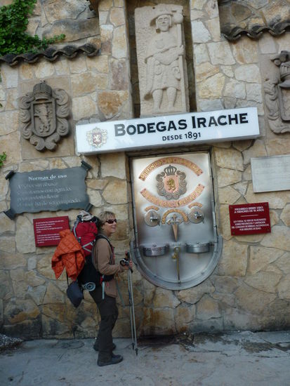 Vor dem Weingut Monasterio de Santa Maria la Real de Irache gibt es zwei Hähne: aus dem einen fließt Wasser und aus dem anderen Wein.