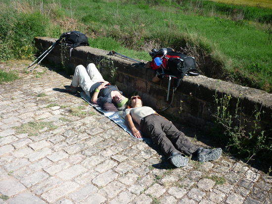 Tagsüber ist es heiß geworden und die Rast auf der Isomatte ist wunderbar.